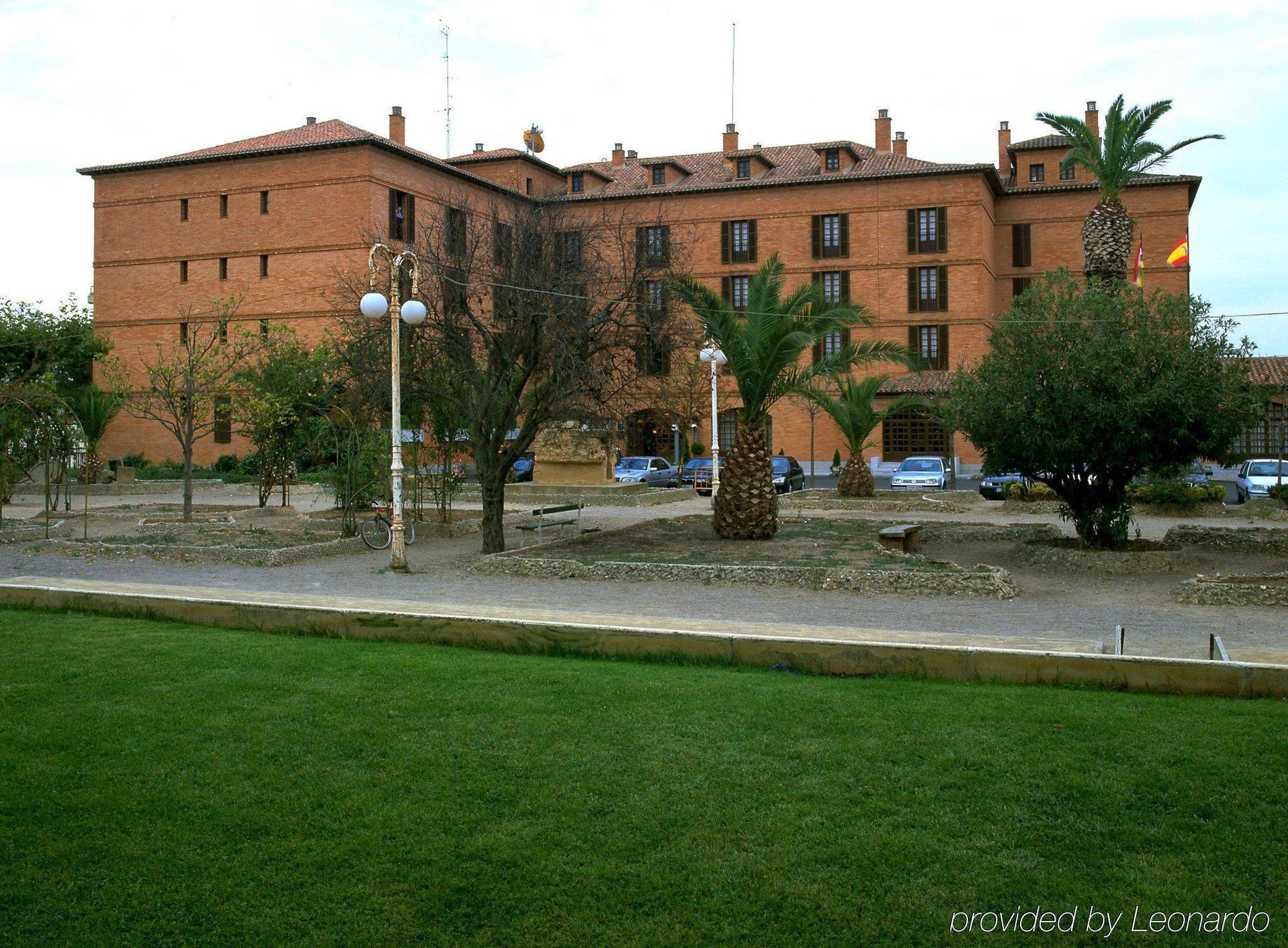 Parador De Calahorra Hotel Exterior photo